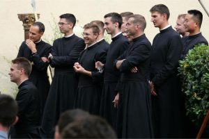 Scopri di più sull'articolo Perché il prete veste di nero